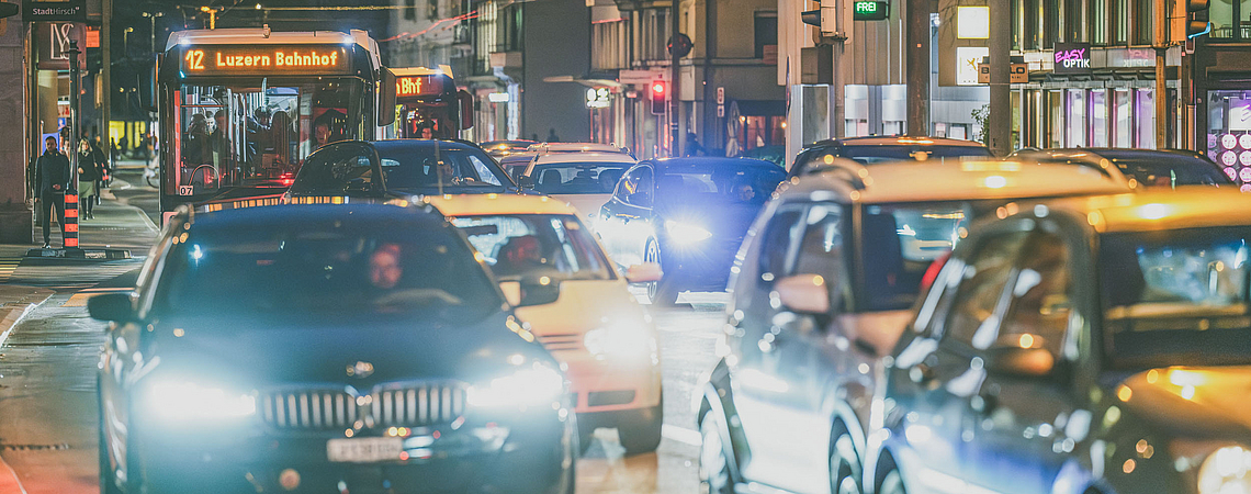 Busse und Autos in der Hauptverkehrszeit am Hirschengraben in Luzern.