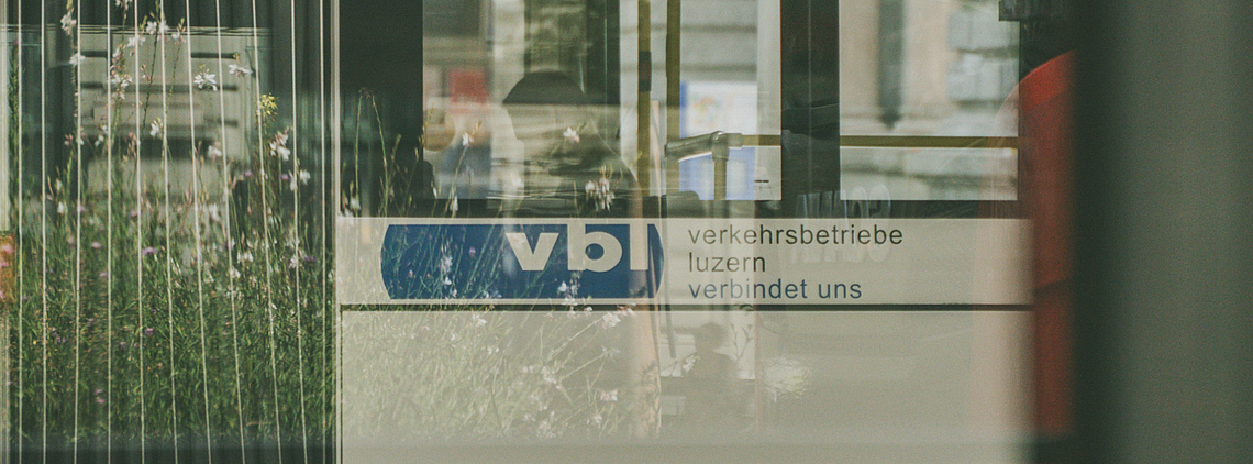 Ausschnitt eines Busses der Verkehrsbetriebe Luzern.