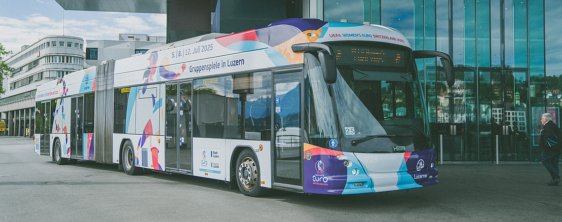Trolleybus der Verkehrsbetriebe Luzern mit Werbung für die UEFA Women's EURO 2025 vor dem KKL.