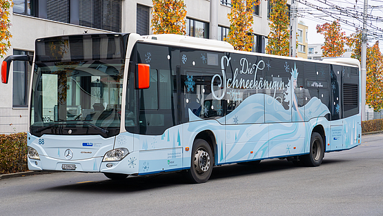 Der vbl-Märlibus, beklebt in einem winterlichen Design mit dem Motto der Schneekönigin.