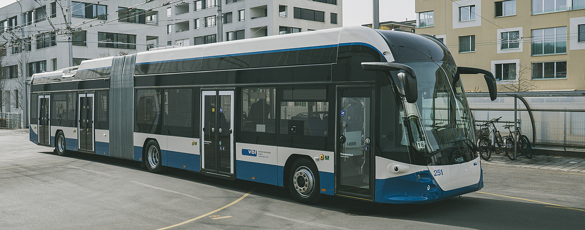Seitenansicht des neusten Batterietrolleybus der Flotte der VBL AG im Sonnenlicht vor dem Depot Weinbergli.