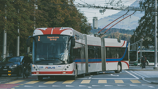 Doppelgelenktrolleybus der Verkehrsbetriebe Luzern der Linie 2 vor dem Bahnhof Luzern. Die Linie fährt vom Bahnhof Luzern nach Emmenbrücke Sprengi.