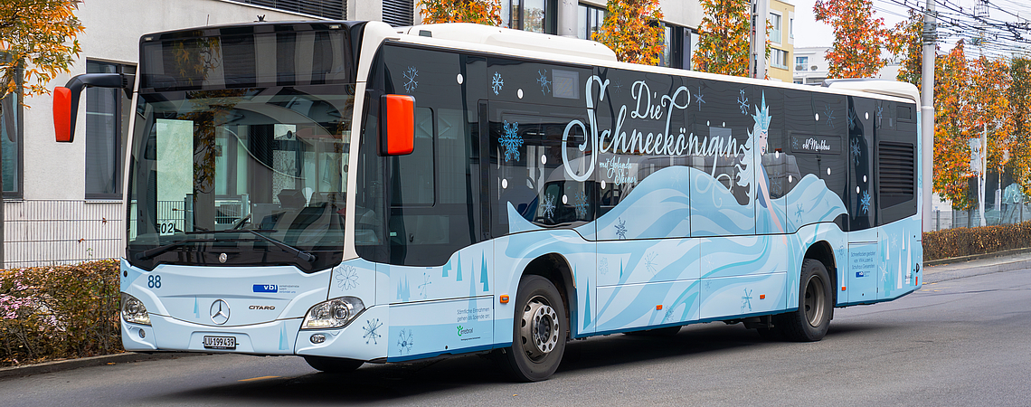 Der vbl-Märlibus, beklebt in einem winterlichen Design mit dem Motto der Schneekönigin.